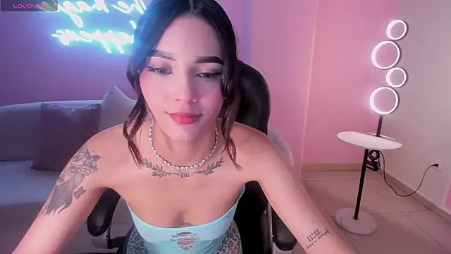 Snapshot of CarolineEvans_x chatting on 02/23/26, 06:14 CarolineEvans x online show from 02/23/26, 06:14