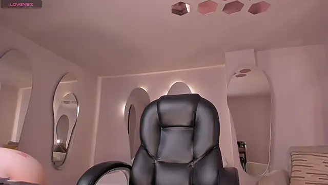 CarolineEvans x online show from 04/11/26, 04:09