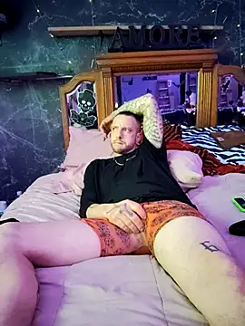 Snapshot of RazedbyVillans chatting on 02/16/26, 11:53 RazedbyVillans online show from 02/16/26, 11:53