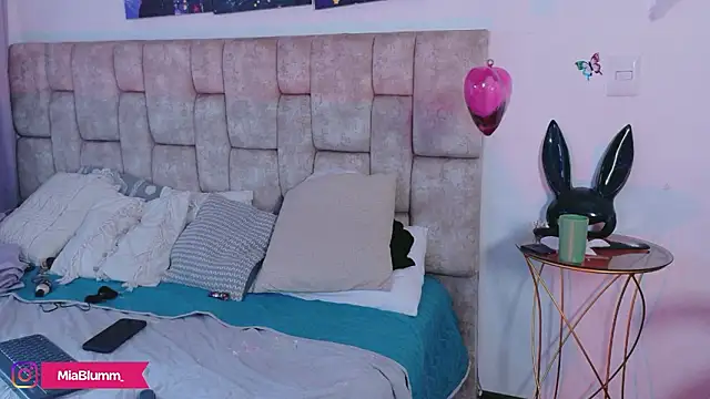 MiiaBlumm  online show from 03/25/26, 07:46