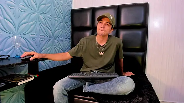 Snapshot of bad_boy_cum_ chatting on 02/22/26, 04:15 bad boy cum online show from 02/22/26, 04:15