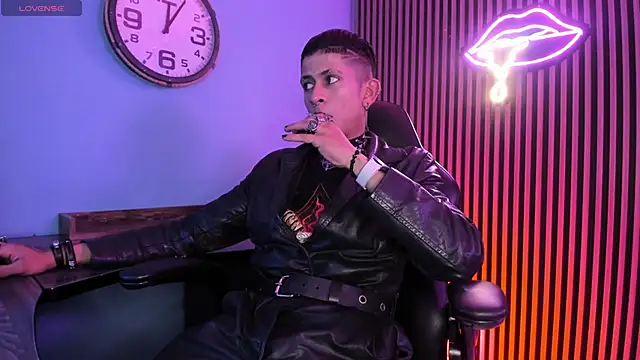 Snapshot of Maximoking26 chatting on 02/25/26, 04:23 Maximoking26 online show from 02/25/26, 04:23