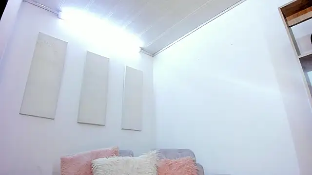 Snapshot of Tylla__ chatting on 02/28/26, 05:07 Tylla online show from 02/28/26, 05:07