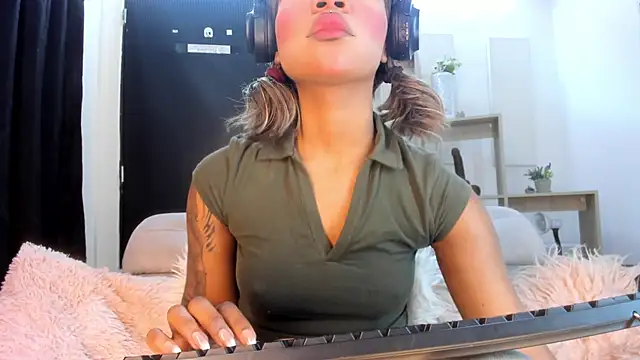 Tylla   online show from 03/25/26, 05:07