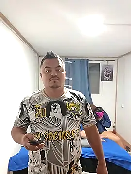 Snapshot of coupleCol90 chatting on 03/01/26, 01:16 coupleCol90 online show from 03/01/26, 01:16