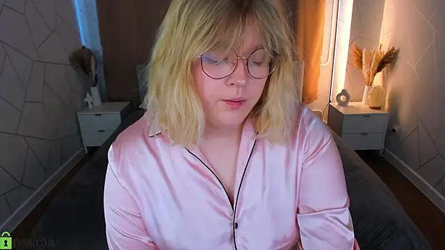 luna c0ra online show from 04/05/26, 01:12