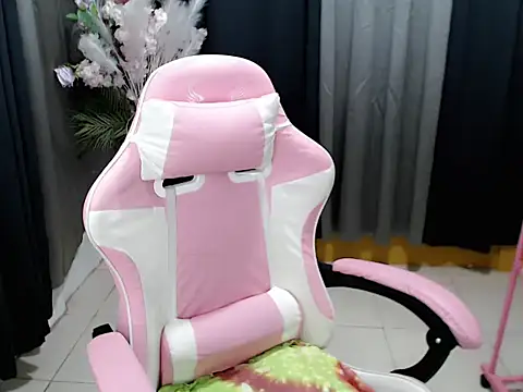 Snapshot of HoneyAfterDark_ chatting on 04/08/26, 02:02 HoneyAfterDark online show from 04/08/26, 02:02