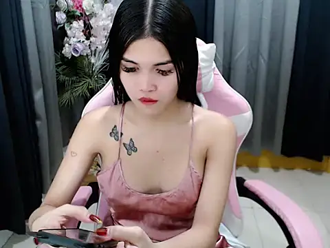 Snapshot of HoneyAfterDark_ chatting on 04/05/26, 04:08 HoneyAfterDark online show from 04/05/26, 04:08