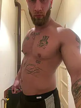 Snapshot of Tiziano94 chatting on 03/06/26, 01:00 Tiziano94 online show from 03/06/26, 01:00