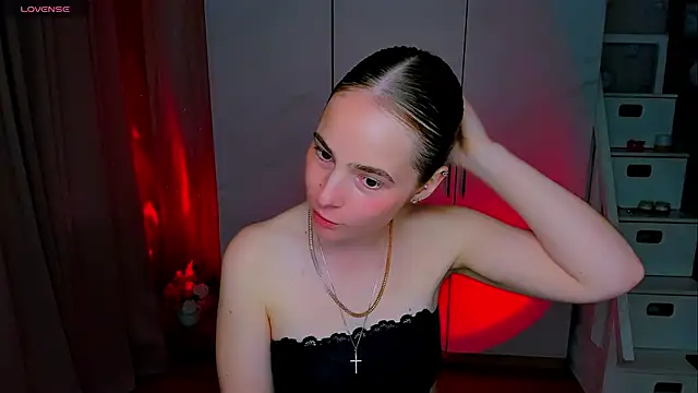 Snapshot of Maddy_Wood_ chatting on 06/19/26, 04:57 Maddy Wood online show from 06/19/26, 04:57