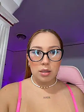 Kiarhatrixie1 online show from 04/18/26, 05:48