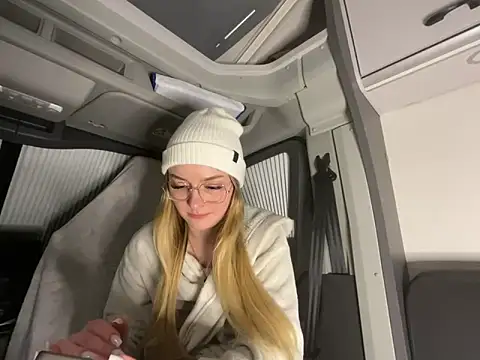 Snapshot of melanieTesss chatting on 02/18/26, 11:45 melanieTesss online show from 02/18/26, 11:45