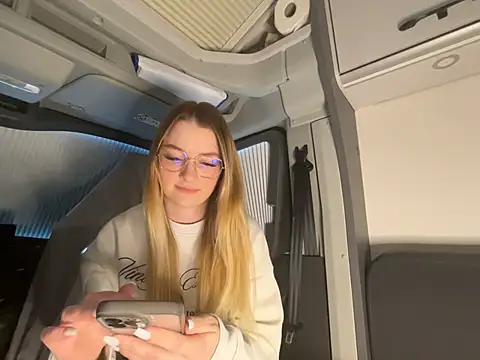 Snapshot of melanieTesss chatting on 02/21/26, 11:45 melanieTesss online show from 02/21/26, 11:45