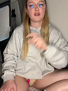 Snapshot of melanieTesss chatting on 02/23/26, 02:39 melanieTesss online show from 02/23/26, 02:39