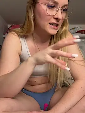 Snapshot of melanieTesss chatting on 03/11/26, 12:21 melanieTesss online show from 03/11/26, 12:21