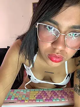 Snapshot of Lily_em chatting on 04/18/26, 01:02 Lily em online show from 04/18/26, 01:02