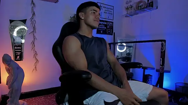 Snapshot of Rob_zaens33 chatting on 02/21/26, 02:19 Rob zaens33 online show from 02/21/26, 02:19