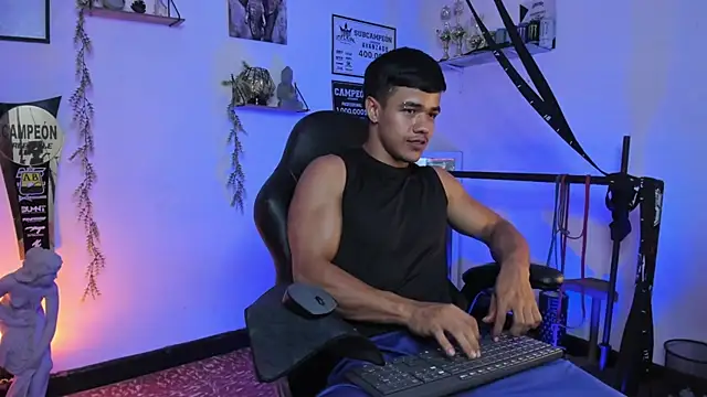 Snapshot of Rob_zaens33 chatting on 02/24/26, 03:02 Rob zaens33 online show from 02/24/26, 03:02