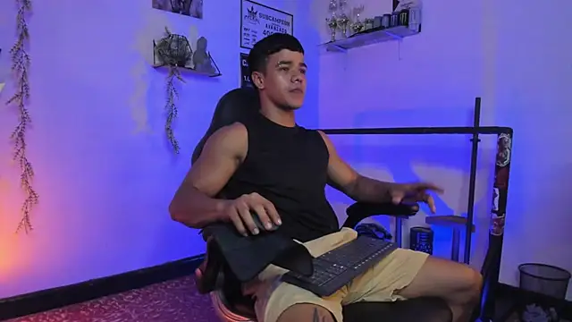 Snapshot of Rob_zaens33 chatting on 02/25/26, 12:05 Rob zaens33 online show from 02/25/26, 12:05