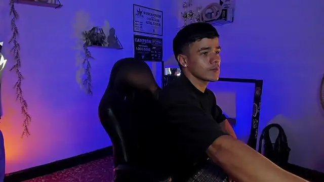 Snapshot of Rob_zaens33 chatting on 02/19/26, 02:03 Rob zaens33 online show from 02/19/26, 02:03