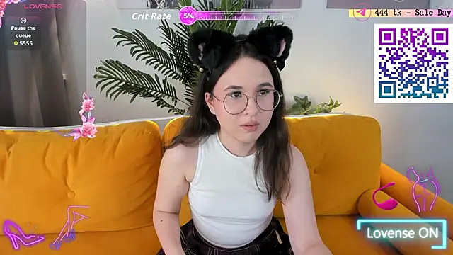 Snapshot of leylamirage chatting on 06/17/26, 01:43 leylamirage online show from 06/17/26, 01:43