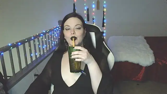 Snapshot of VixieNyx chatting on 02/21/26, 12:12 VixieNyx online show from 02/21/26, 12:12