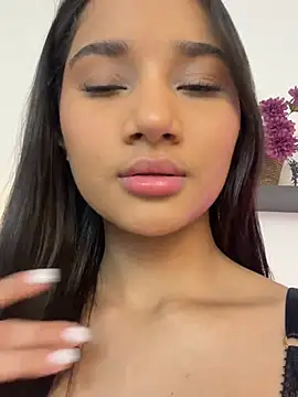 Snapshot of AlessiaVallmont chatting on 02/24/26, 07:04 AlessiaVallmont online show from 02/24/26, 07:04