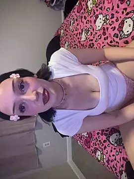 Snapshot of strwbrrymilk chatting on 02/22/26, 01:19 strwbrrymilk online show from 02/22/26, 01:19