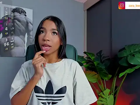 Snapshot of zara_leee chatting on 02/26/26, 12:05 zara leee online show from 02/26/26, 12:05