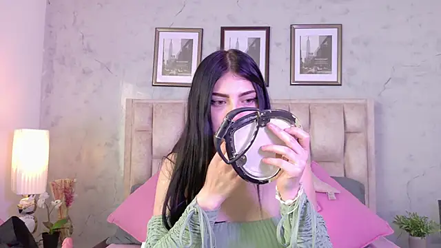 IsabellaRossi online show from 05/18/26, 06:12