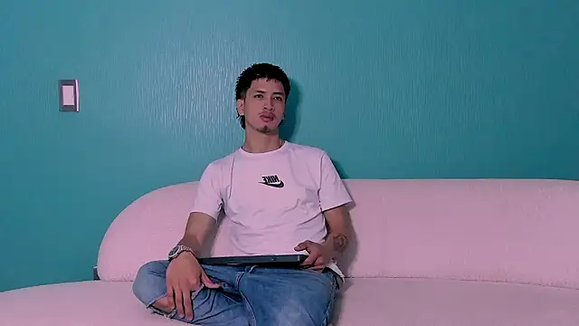 Snapshot of Youdoll_ chatting on 02/25/26, 01:33 Youdoll online show from 02/25/26, 01:33