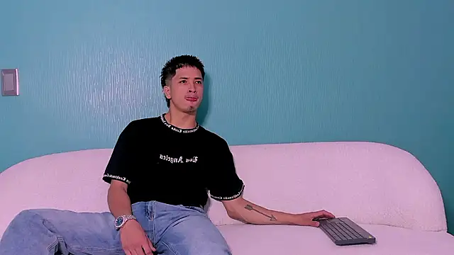 Snapshot of Youdoll_ chatting on 02/19/26, 01:30 Youdoll online show from 02/19/26, 01:30