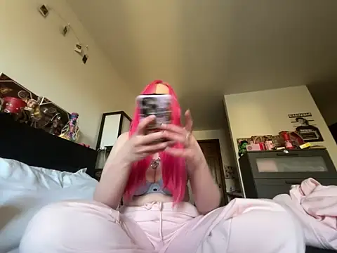 Snapshot of pinkhairfun16 chatting on 03/11/26, 10:48 pinkhairfun16 online show from 03/11/26, 10:48
