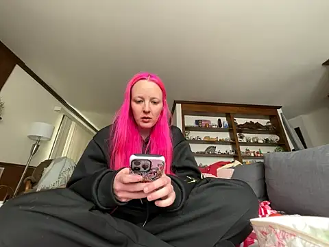 Snapshot of pinkhairfun16 chatting on 03/18/26, 06:09 pinkhairfun16 online show from 03/18/26, 06:09