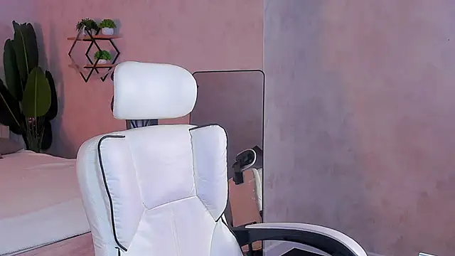 Miaa Hill online show from 03/25/26, 12:15