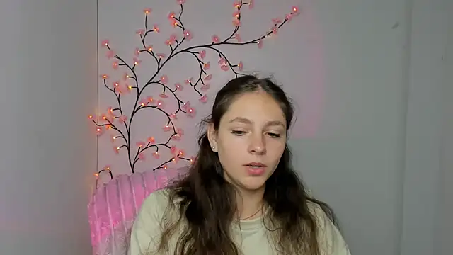 KissMeJulia online show from 06/17/26, 11:20