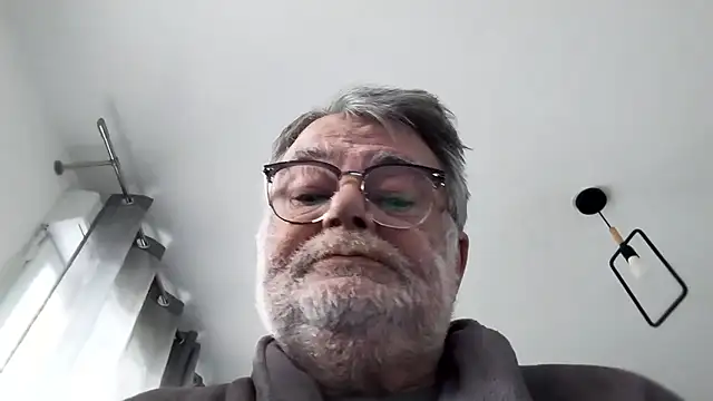 Snapshot of Vieux_pervert chatting on 02/18/26, 08:33 Vieux pervert online show from 02/18/26, 08:33