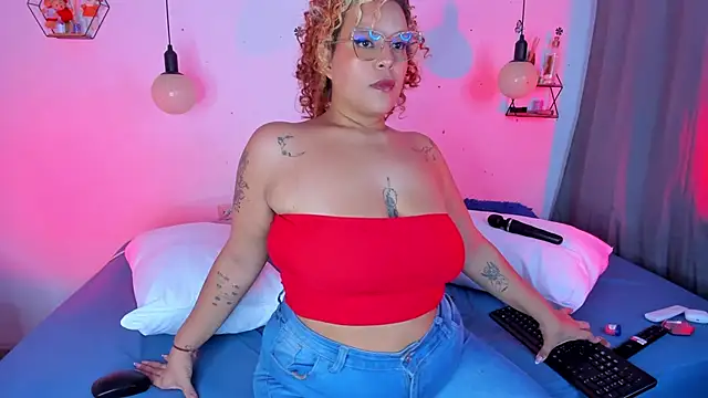 Snapshot of moni_bbw chatting on 06/07/26, 12:38 moni bbw online show from 06/07/26, 12:38