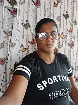 indianstrawberrylips4u online show from 05/20/26, 10:01