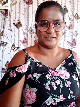 indianstrawberrylips4u online show from 05/02/26, 10:53