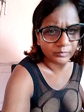 indianstrawberrylips4u online show from 04/20/26, 05:54