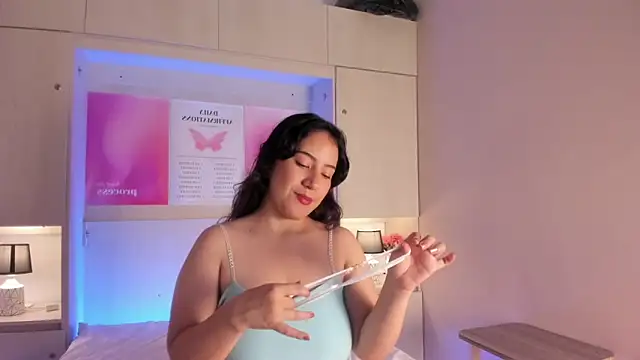 Snapshot of ElaRey_ chatting on 03/08/26, 12:19 ElaRey online show from 03/08/26, 12:19