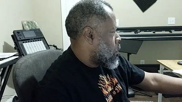 Snapshot of Cleozevo1961 chatting on 06/26/26, 10:54 Cleozevo1961 online show from 06/26/26, 10:54