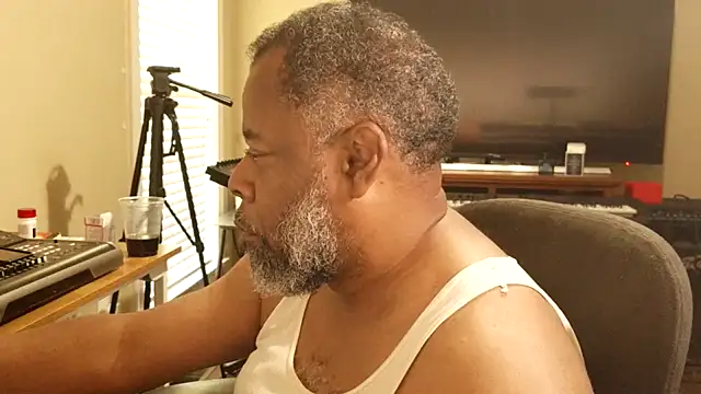 Snapshot of Cleozevo1961 chatting on 07/15/26, 04:14 Cleozevo1961 online show from 07/15/26, 04:14