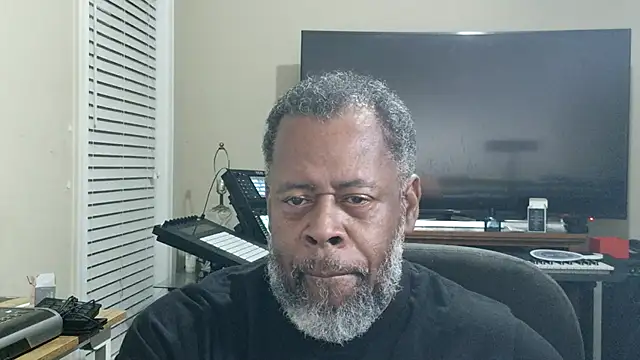 Snapshot of Cleozevo1961 chatting on 07/17/26, 04:21 Cleozevo1961 online show from 07/17/26, 04:21