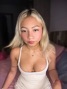 Snapshot of Dulce_Sofi_ chatting on 06/19/26, 06:25 Dulce Sofi online show from 06/19/26, 06:25