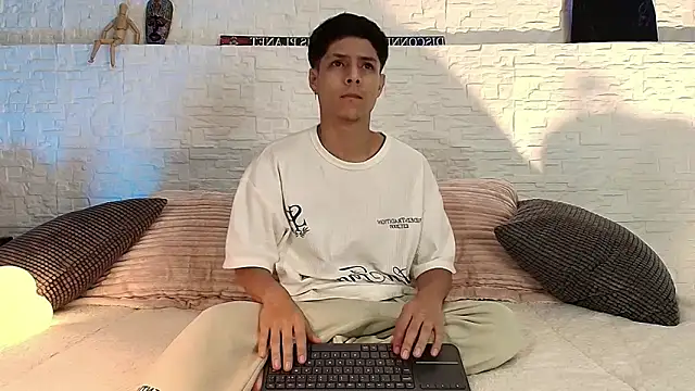 Eliassalvatore  online show from 04/23/26, 03:35