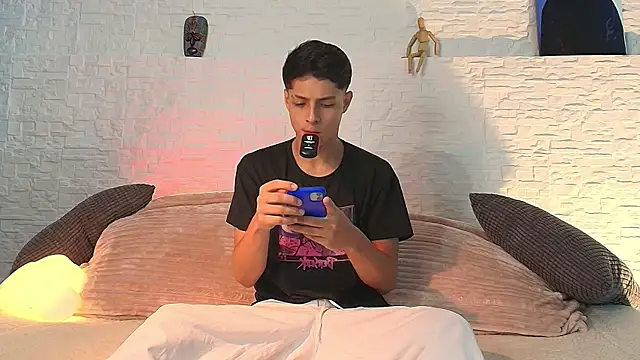Eliassalvatore  online show from 04/28/26, 07:40
