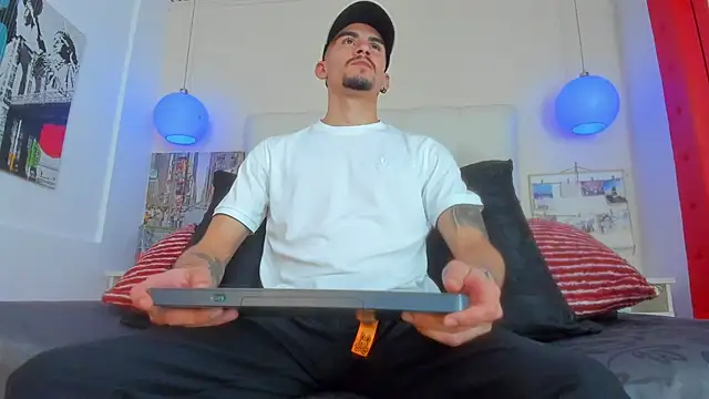 SharonTygaX online show from 04/12/26, 04:27