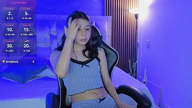 chloe bluee  online show from 03/26/26, 11:30